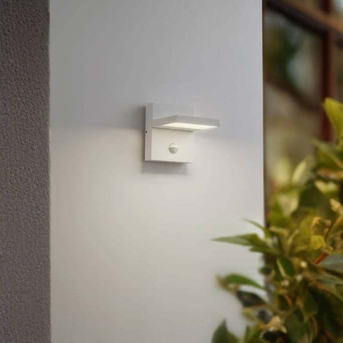 Lucande LED buiten wandlamp Silvan, wit, sensor, IP54, 16 cm