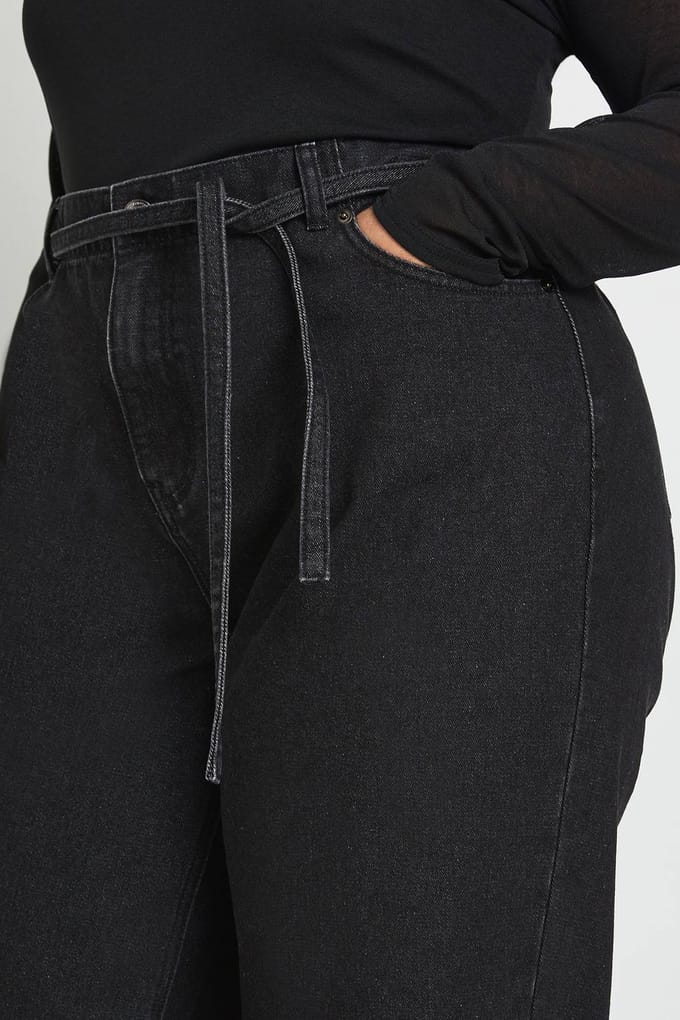 boohoo Dames Plus Elastische Achterstrik Wijde Pijpen Spijkerbroek | Washed Black | Maat: 50