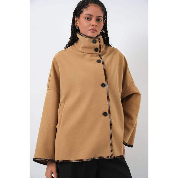 Jas met textuur en kleurrijke stiksels en een halve turtleneck