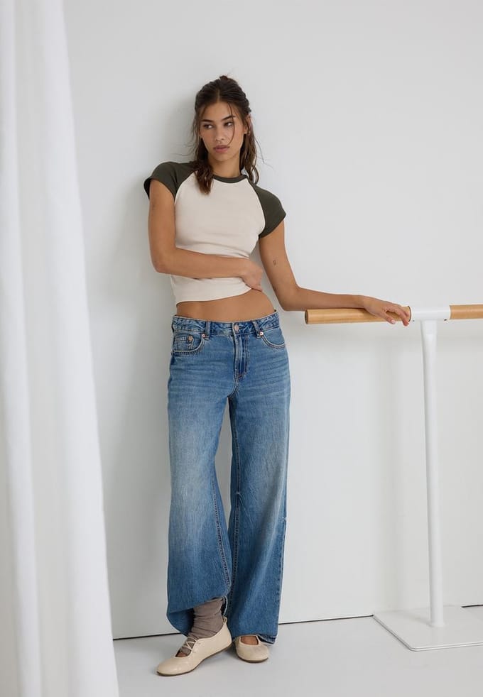 Stradivarius D91 Low-rise wide-leg jeans  MIDDENBLAUWE DENIM WASSING 36