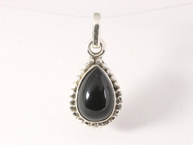 Fijne bewerkte druppelvormige zilveren hanger met onyx