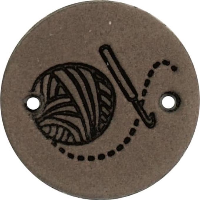 Durable Leren Label met Bolletje Wol en Haaknaald – 2 cm – Set van 2 Stuks