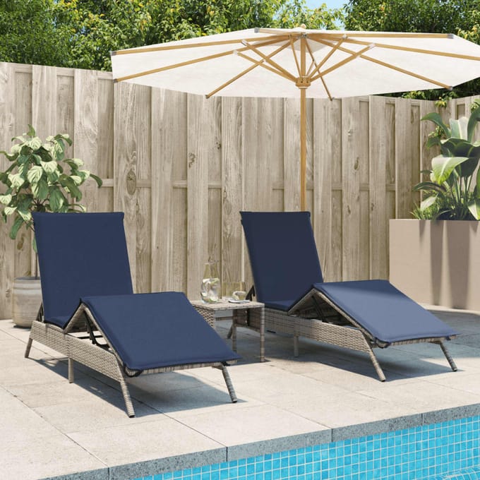 vidaXL - Ligbedden - 2 - st - met - tafel - poly - rattan - grijs