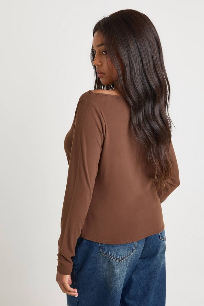 boohoo Dames Plus slash-hals top met lange mouwen | Chocolate | Maat: 26