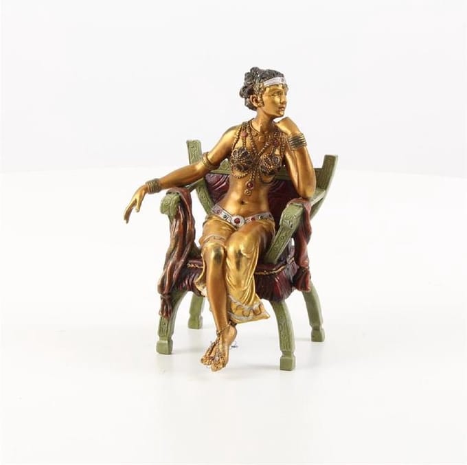Vrouw in curulische erezetel - Bronzen beeld - sculptuur - 14,4 cm hoog