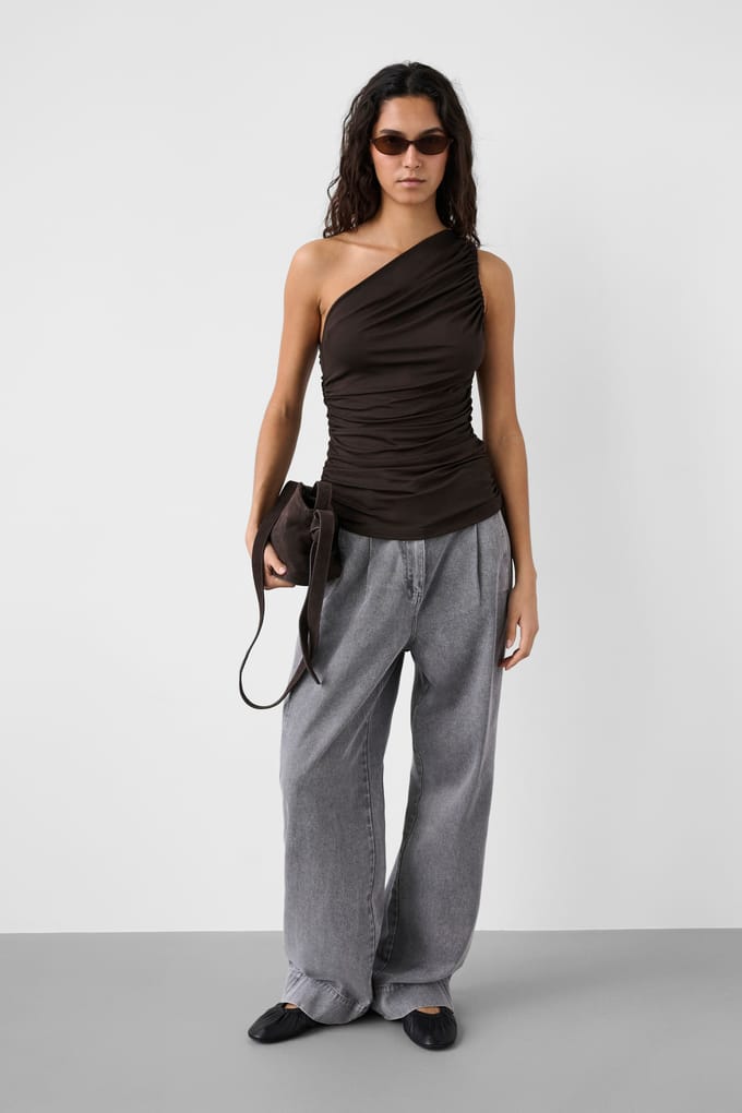 Dames-T-shirt Soaked in Luxury Hanadi One Shoulder