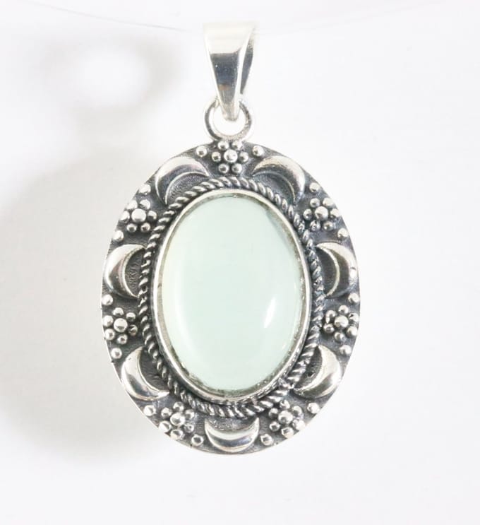 Bewerkte zilveren hanger met aqua chalcedoon