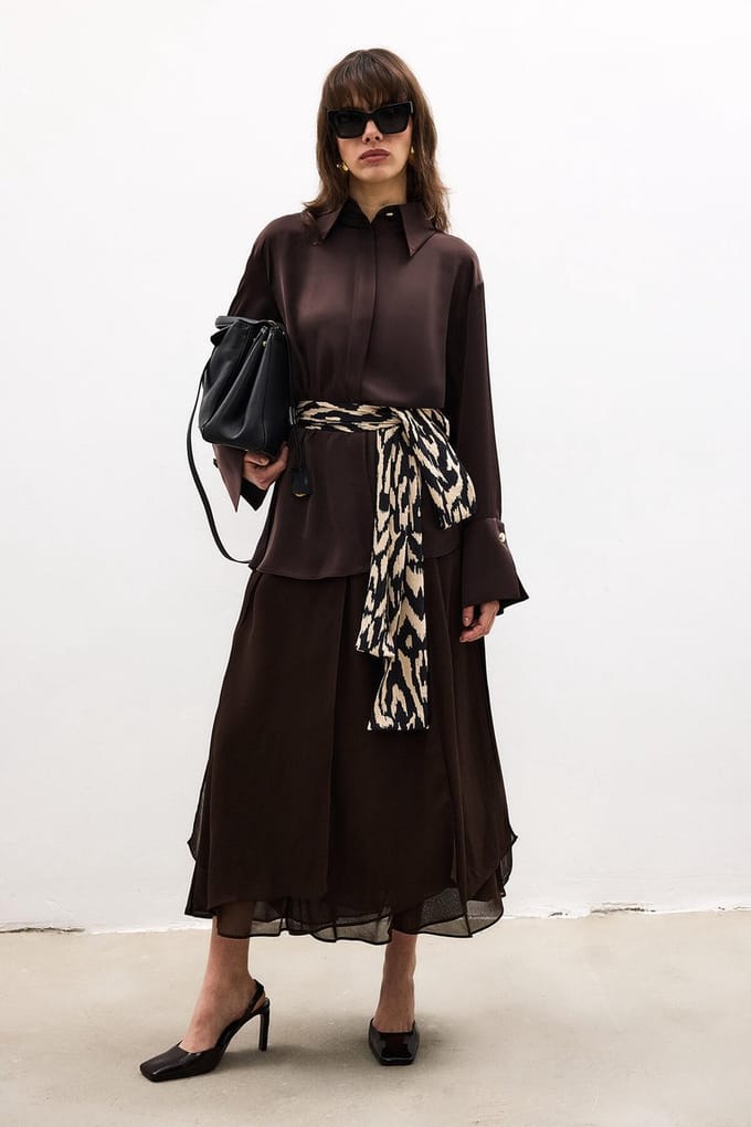 Touché Privé - Satijnen blouse met brede manchetten - Bruin - Dames