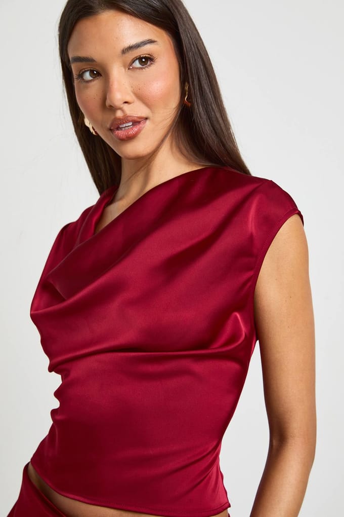 boohoo Dames Satijnen Col Getailleerde Top | Donkerrood | Maat: 38