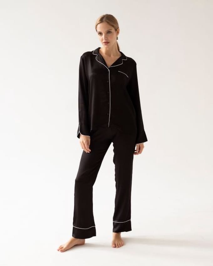 Dames pyjama Charlotte-satijn-lange mouwen & broek-witte accenten-zwart-maat S