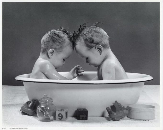 Mini zwart-wit poster - Babies in Bath - H.  Armstrong Roberts - 24x30 cm
