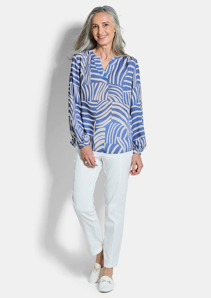 Lichte blouse van pure viscose - blauw / gedess. - Gr. 54 van Goldner Fashion