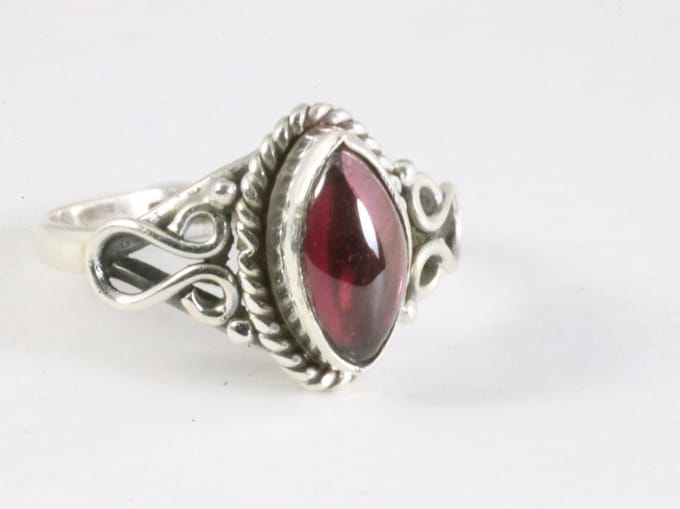 Fijne bewerkte zilveren ring met granaat - maat 17