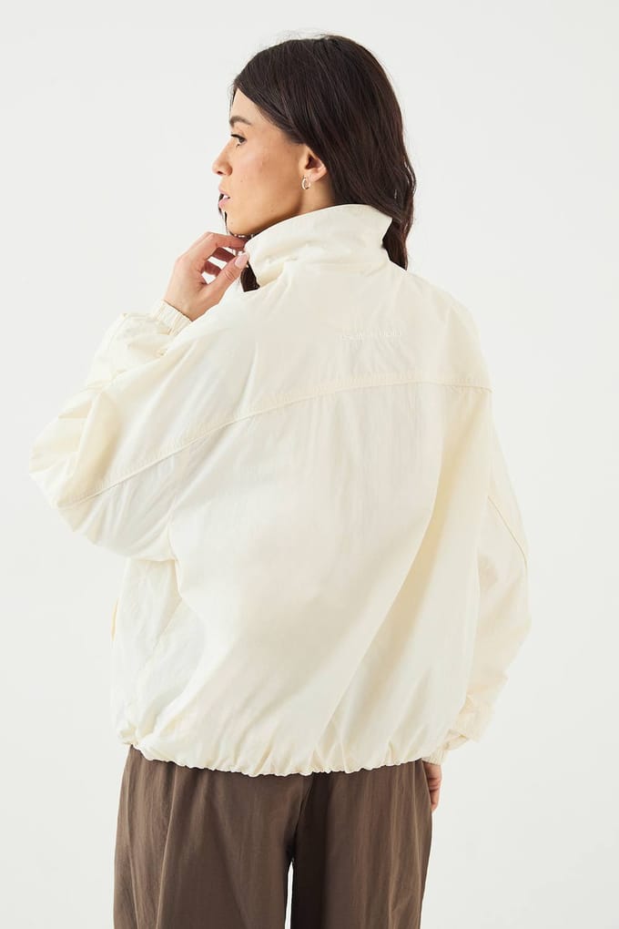 Dames DSGN Studio Nylon Doorlopende Rits Trechter Hals Track Jacket | Creme | Maat: Large