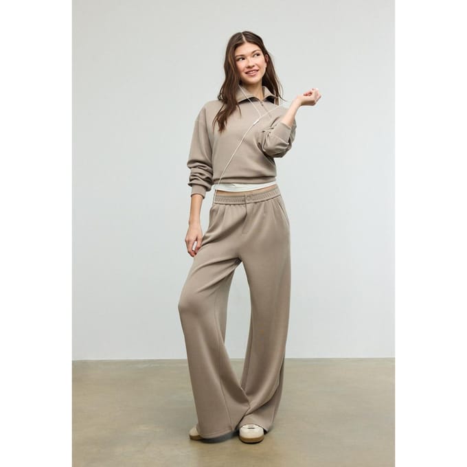 Stradivarius Broek met plooien en zachte touch  Beige M
