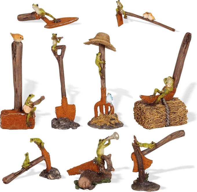MadDeco - set van 9 beeldjes - kikkers met tuingereedschap - polystone - 8 tot 17 cm hoog