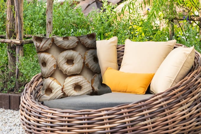 Sierkussen Buiten - Donuts - Chocolade - Wit - Beige - 60x60 cm - Weerbestendig