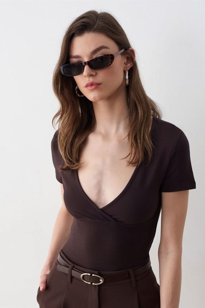 Getailleerde V-hals T-shirt met korte mouwen
