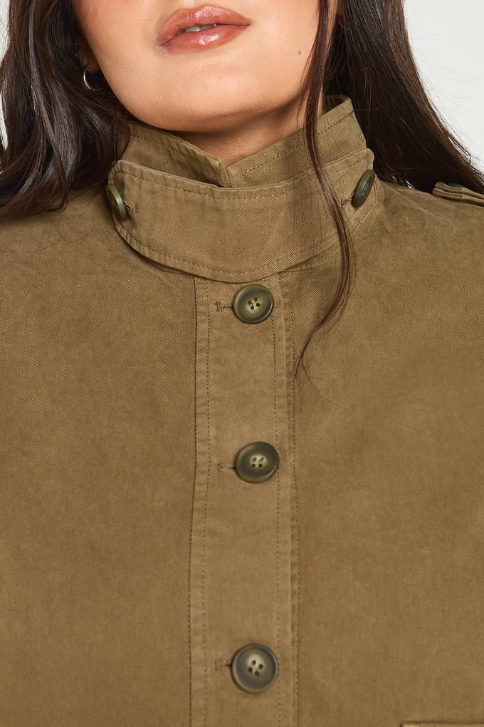 boohoo Dames Plus Funnel Neck Twill Utility Shacket | Kaki | Maat: 44