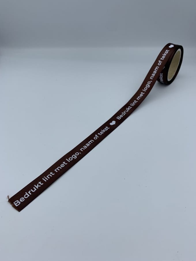 Bedrukt Bruin Satijnen Lint - Witte Tekst - 400 meter - 15mm - eigen tekst - eigen logo - chique inpakken