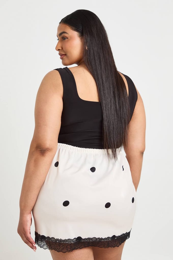 boohoo Dames Plus Satijnen Mini Rok Met Stippenprint En Kanten Afwerking | Creme | Maat: 52