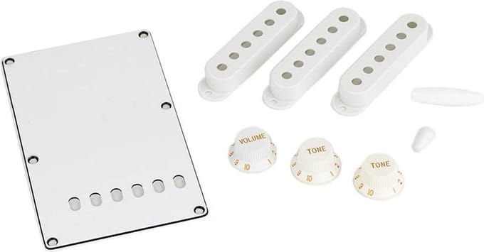 Allparts PG0549025 Accessoirekit voor Strat - Wit, 3-laags Backplate
