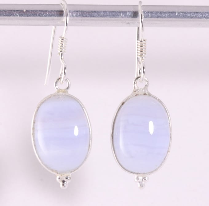 Zilveren oorbellen met blauwe lace agaat