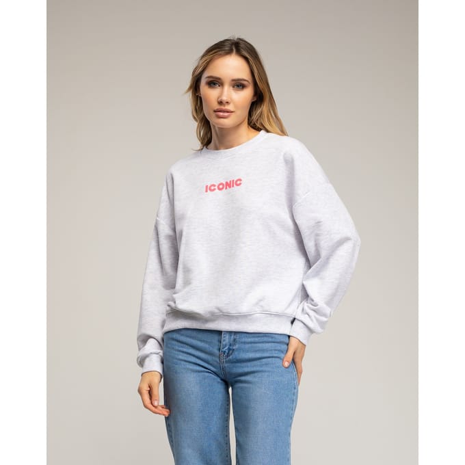 Sweatshirt met de tekst 'iconic' in neonkleur op de voorkant en de rug.