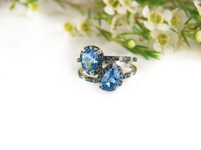 Ring in wit goud gezet met blauwe topaas, londen topaas en diamant