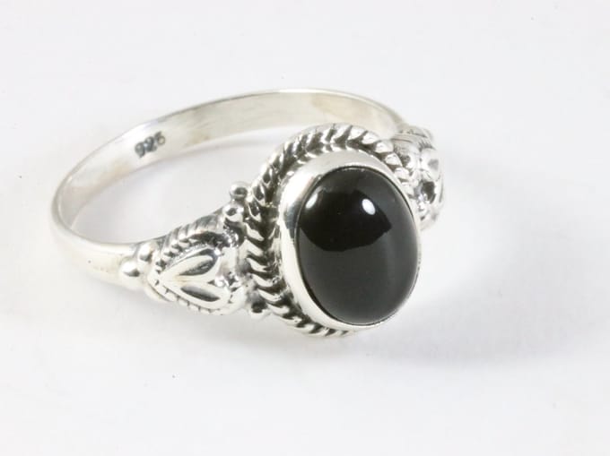 Bewerkte zilveren ring met onyx - maat 19