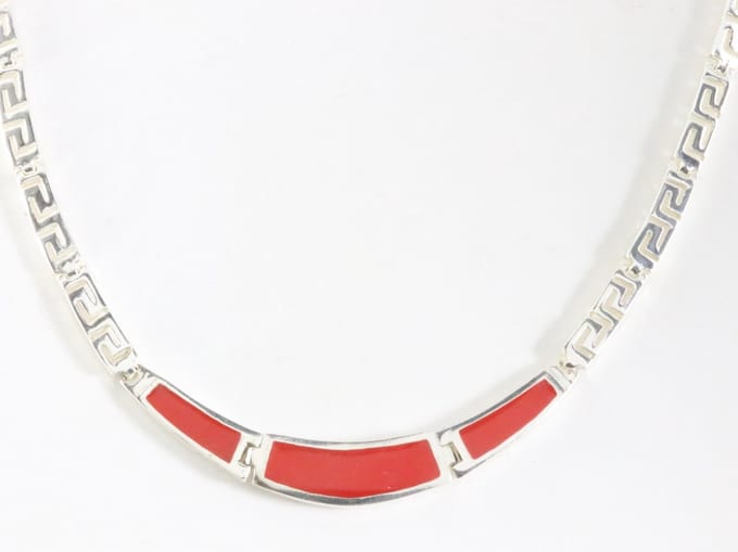 Hoogglans zilveren collier met rode koraal steen