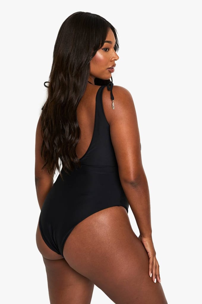 boohoo Dames Plus Feather Charm Rugloos Badpak | Black | Maat: 26