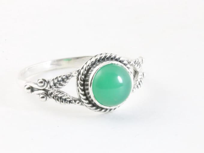 Fijne bewerkte zilveren ring met groene onyx - maat 19
