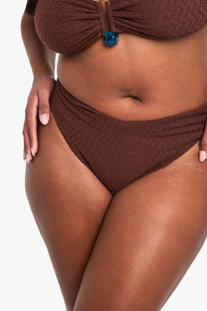 boohoo Dames Plus Crinkle Hoge Taille Slip | Chocolate | Maat: 28