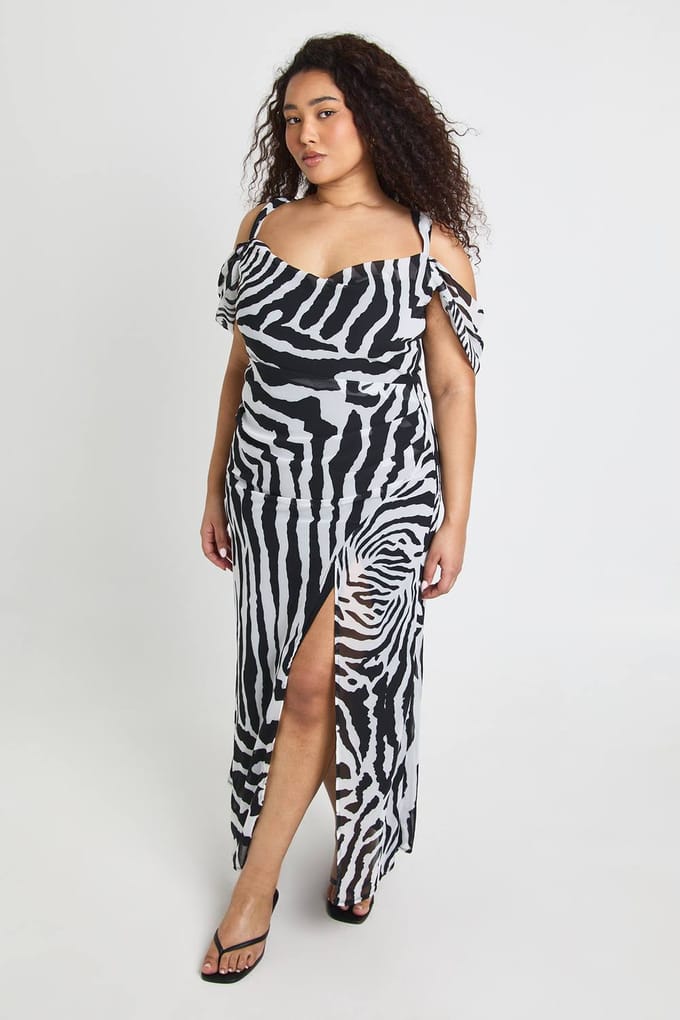 boohoo Dames Plus Zebraprint Chiffon Cold Shoulder Gerimpelde Zijkant Maxi Jurk | Zwart | Maat: 46