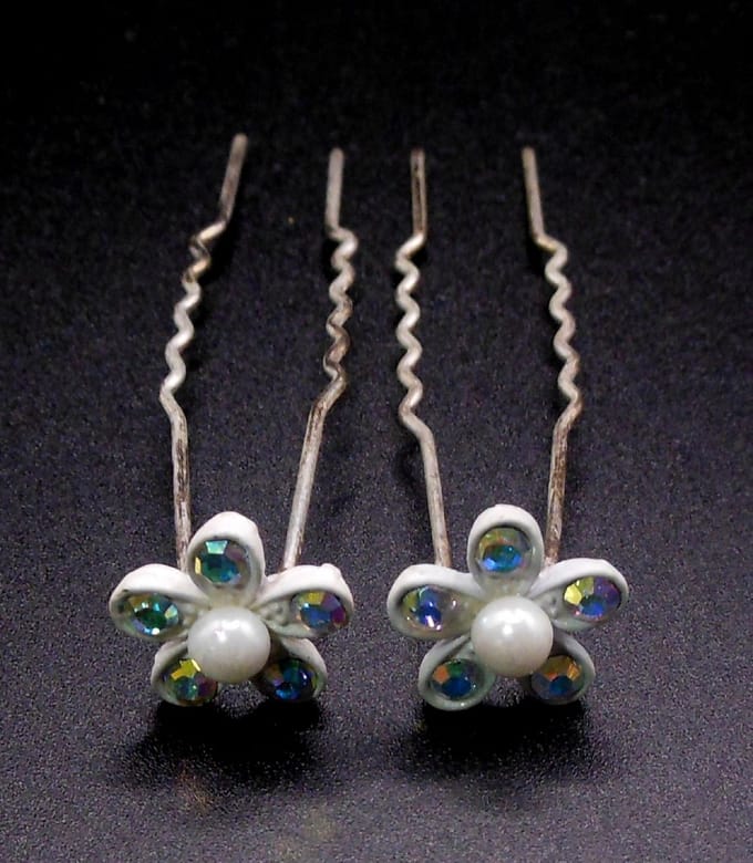 Haarpinnen witte bloem 5 bladeren met gekleurde strass + witte parel
