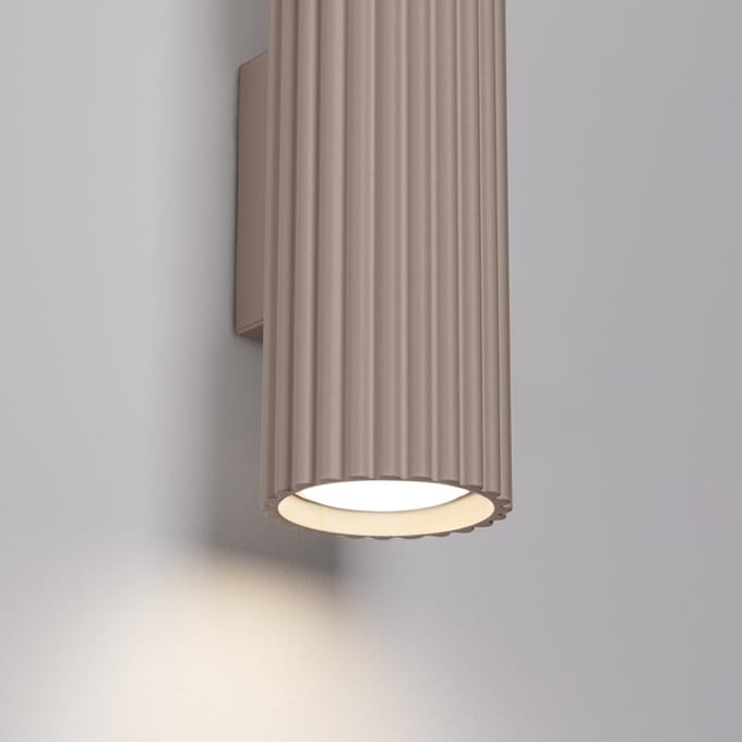 Wandlamp KARBON 30 lange geribbelde buis met 2 lichtbronnen - Sollux Lighting - IP20 - Taupe aluminium behuizing - 6.5 x 8.5 x 30 cm - 2 x GU10 LED, exclusief lichtbron - 2 x 10 W - Minimalistische wandlamp voor woonkamer, slaapkamer en eetkamer