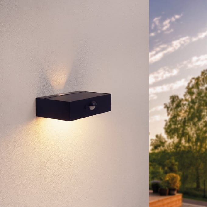 Ledvion - Solar LED Wandlamp - 3W - 3000K - IP65 - Zwart - 220L
