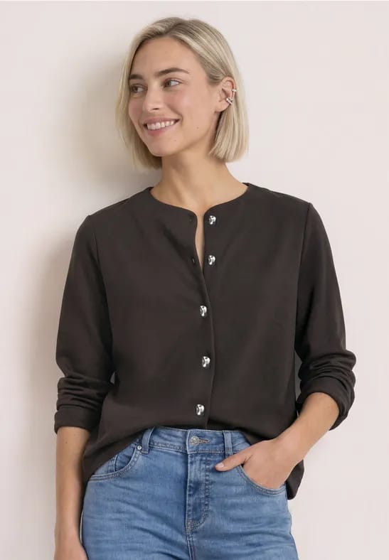 Jasje met gebreide look en decoratieve knopen