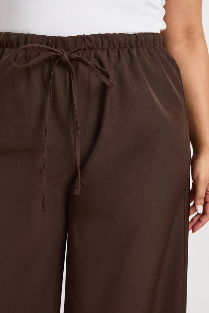 boohoo Dames Plus geweven broek met elastische tailleband, trekkoord en wijde pijpen | Chocoladebruin | Maat: 56