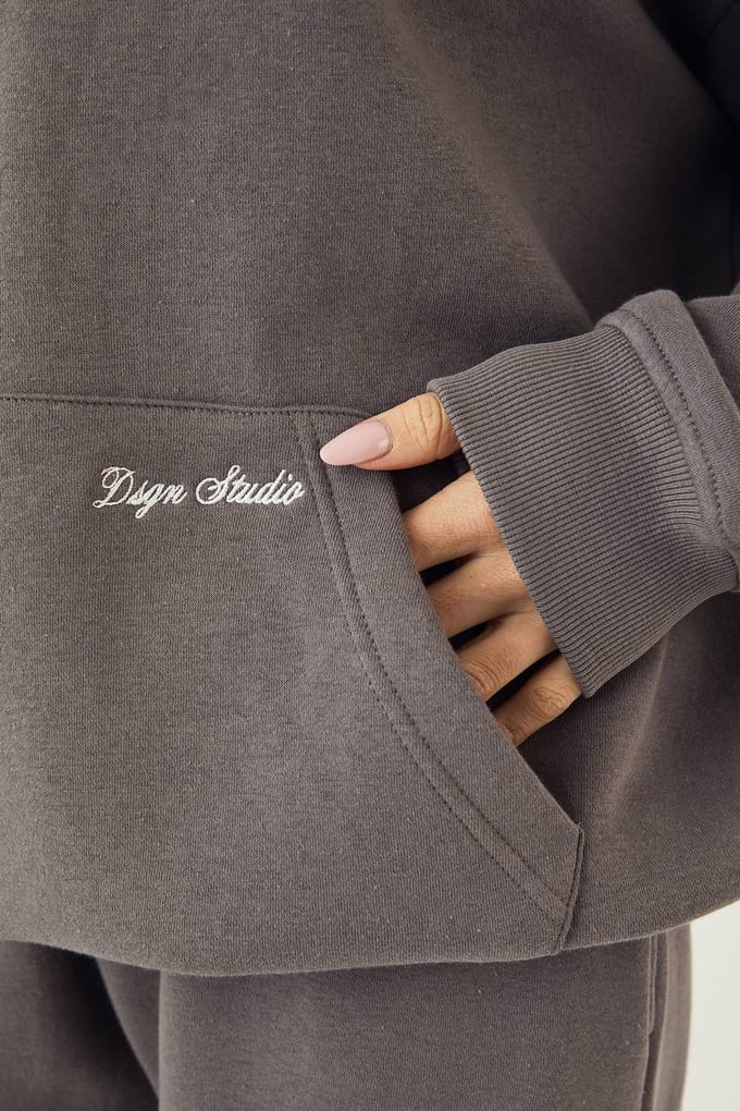 Dames DSGN Studio Script Geborduurd Trainingspak met Capuchon | Houtskool | Maat: 3XL