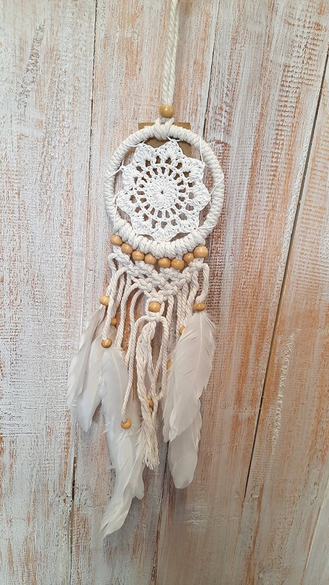 Dromenvanger wit gekleurd macrame met naturel kralen ±10cm