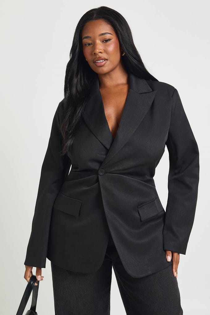 boohoo Dames Plus Getailleerde Blazer met Gerimpelde Taille | Black | Maat: 18