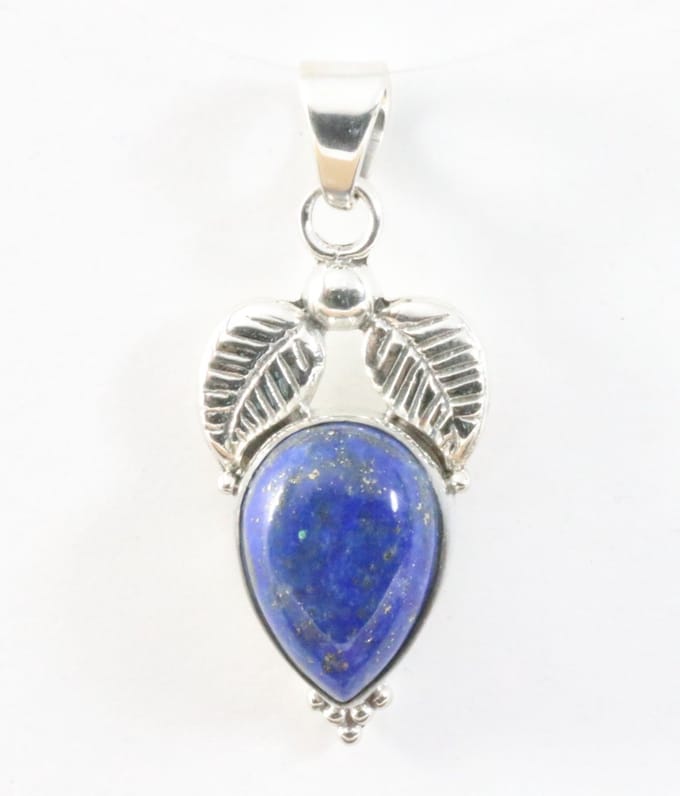 Bewerkte zilveren hanger met lapis lazuli