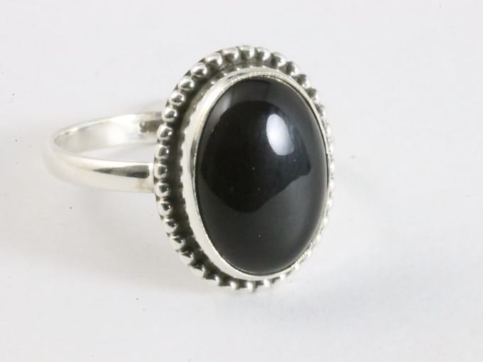 Bewerkte ovale zilveren ring met onyx - maat 17