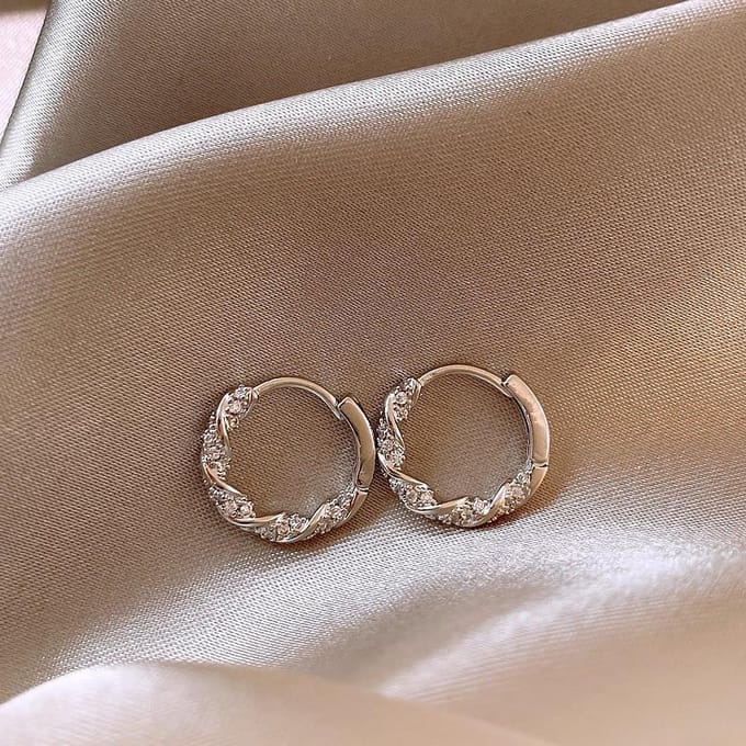 Boucles d'oreilles simples à torsion incrustées de zircons, boucles d'oreilles de luxe pour femmes, niche argenté