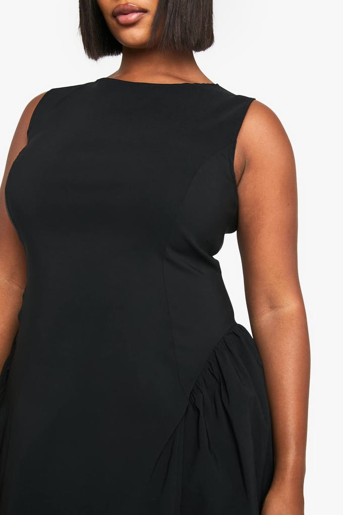 boohoo Dames Plus geraffelde zij-skaterjurk | Zwart | Maat: 54