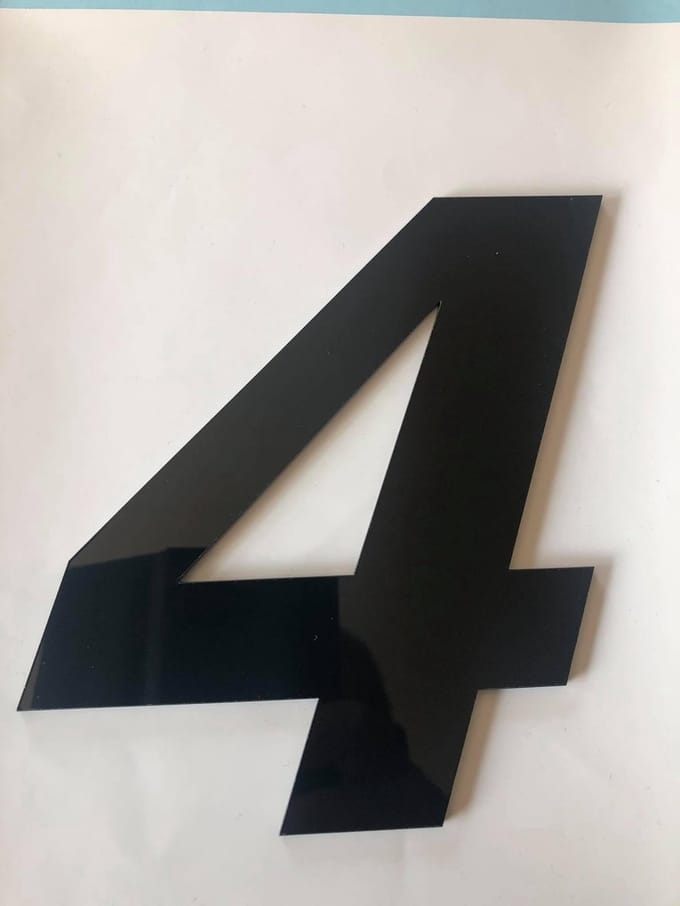 Huisnummer plexiglas/aclylaat zwart cijfer 4