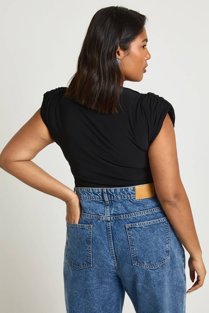 boohoo Dames Plus Schoudervulling Mouwloze Bodysuit | Black | Maat: 26