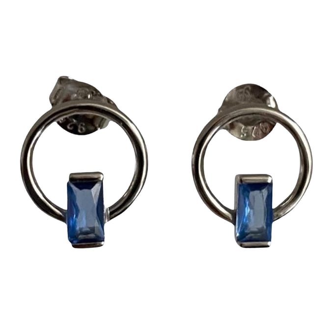Oorsteker rond met blauwe steen zilver